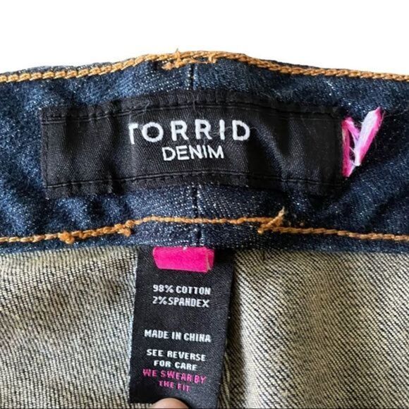 TORRID skinny jeans crop fit Raw hem Size 24 Medium/Dark wash - Picture 8 of 10